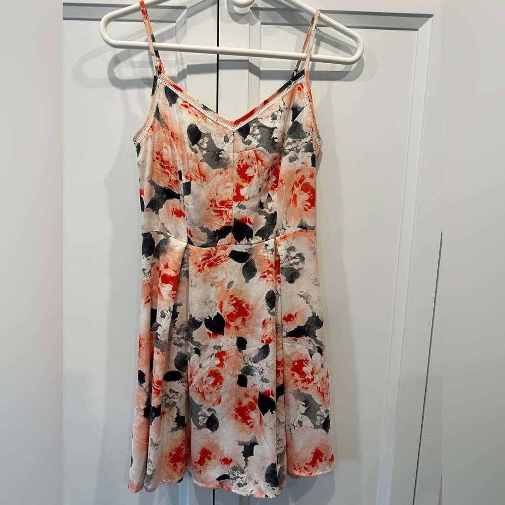 3/$30✨ Floral mini dress​​
